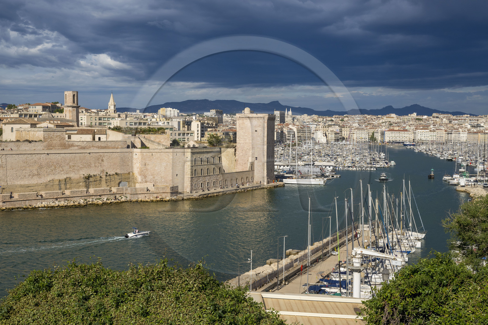 France, Bouches-du-Rhône (13), Marseille, Le Vieux Port et le Fort Saint Jean au premier plan
