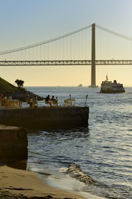 Portugal, région de Lisbonne, commune d'Almada au lieu dit Ponto Final sur la rive sud du Tage, le pont du 25 de Abril