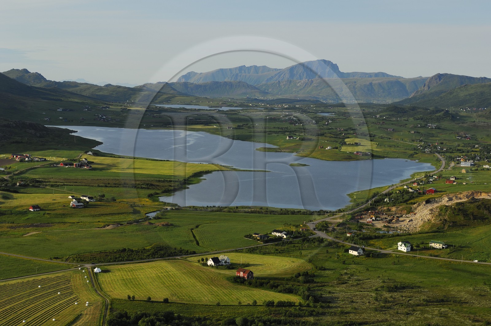 Norvège, Nordland, Iles Lofoten, champs sur l’Ile de Moskenes (vue aérienne)