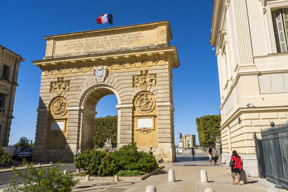 France, Hérault (34), Montpellier, centre historique appelé l’Ecusson, l'Arc de Triomphe (XVIIème siecle) dans la rue Foch, la statue équestre de Louis XIV et le chateau d'eau de la promenade du Peyrou en arrière plan