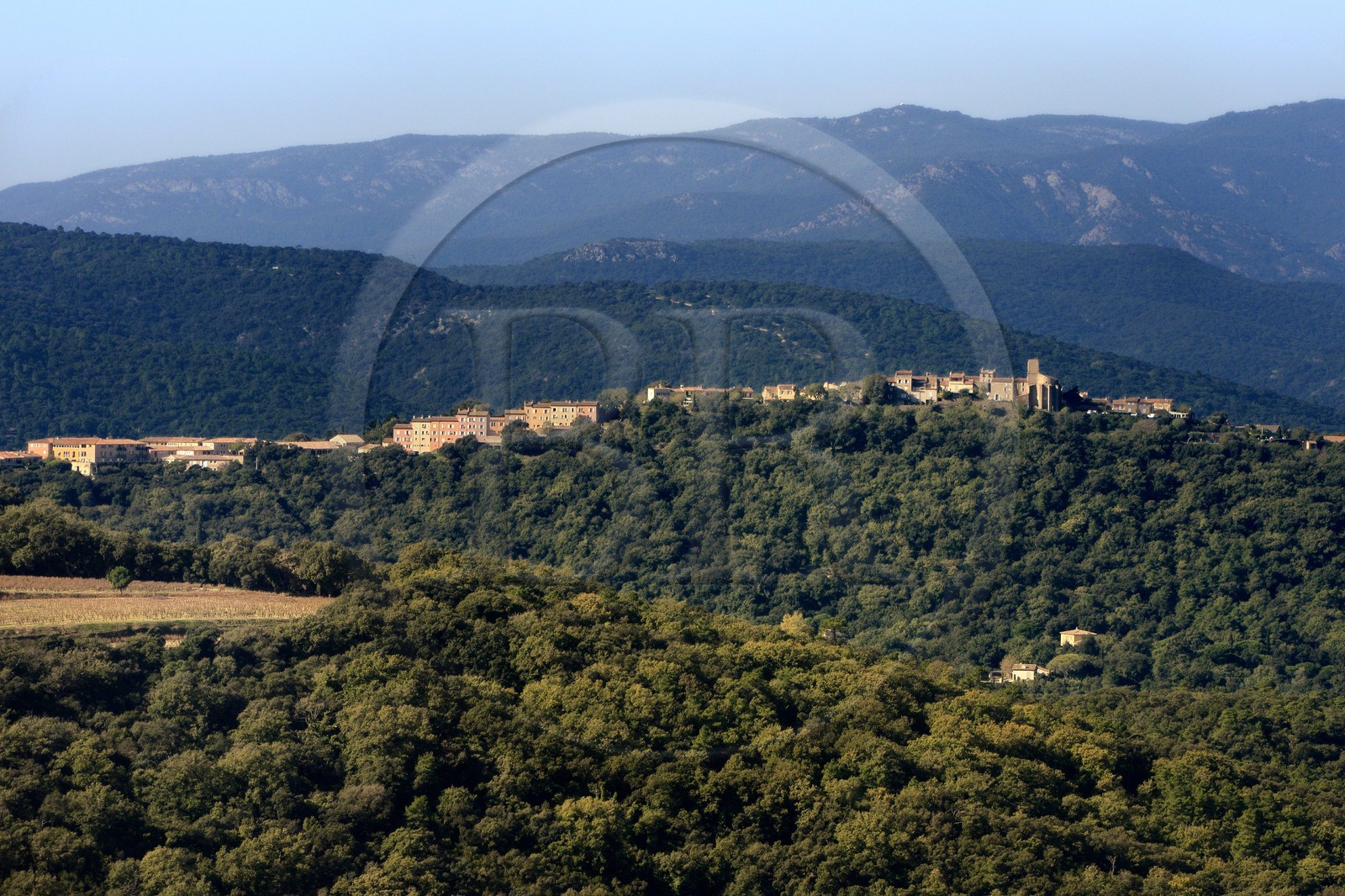 France, Var (83), golfe de Saint-Tropez, le village perché de Gassin, labellisé Les Plus Beaux Villages de France (vue aérienne)