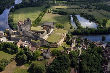France, Dordogne (24), Périgord Noir, vallée de la Dordogne, Beynac-et-Cazenac, labellisé Les Plus Beaux Villages de France, château sur un éperon rocheux au dessus de la rivière Dordogne (vue aérienne)