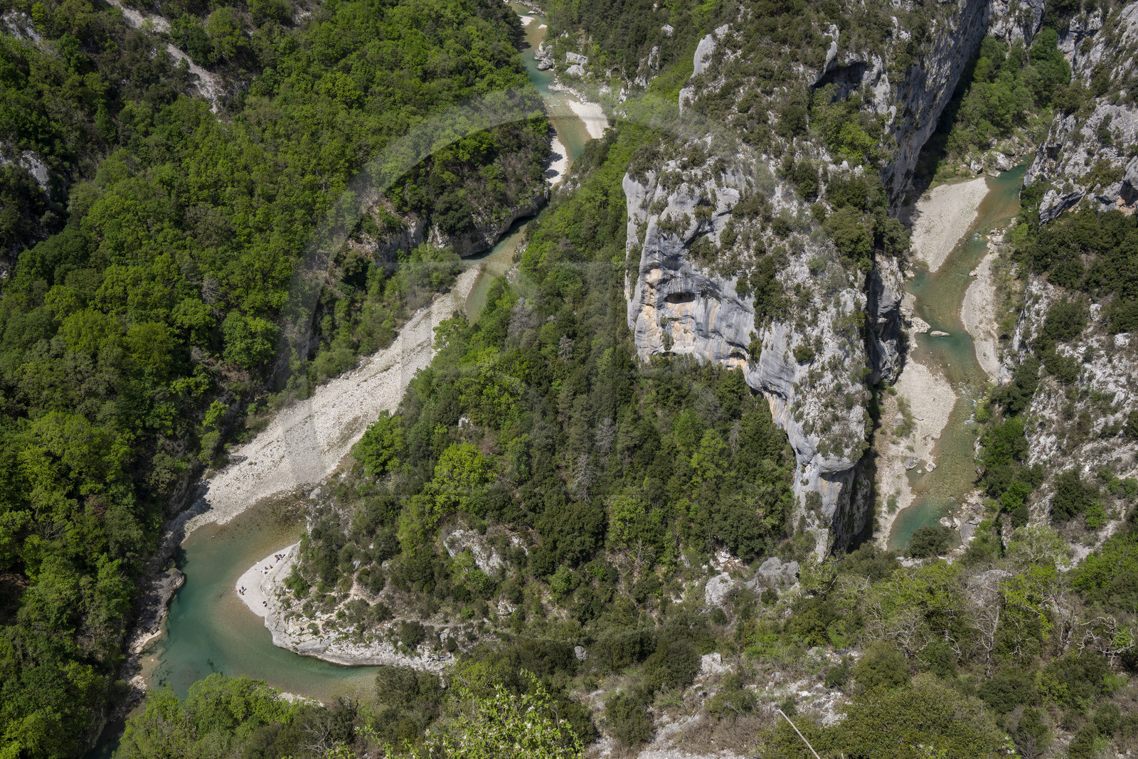 France, Alpes-de-Haute-Provence (04), parc naturel régional du Verdon, Gorges du Verdon, vue sur le Verdon et la Brèche Imbert depuis le belvédère du balcon de la Mescla où les eaux du fleuve se mèlent à son affluent l'Artuby