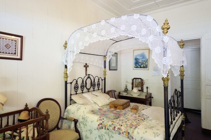 France, Ile de la Reunion, Cirque de Salazie, classé Patrimoine Mondial de l'UNESCO, Hell-Bourg, labellisé les Plus Beaux Villages de France, la Villa ou Maison Folio à l'architecture créole traditionnelle du XIXème siècle, lit à baldaquin dans la chambre à coucher