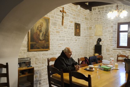 Croatie, Dalmatie, côte dalmate, Monastère franciscain de l’Ile de Krapanj en face de Sibenik, le frère et père Jean (Ivan Lelas) dans le petit refectoire