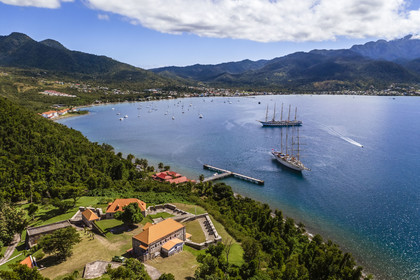 Caraïbes, Ile de la Dominique, Portsmouth, Parc national des Cabrits, Fort Shirley, fort britannique du XVIIIe siècle, le Royal Clipper et le Star Flyer de la compagnie Star Clipper dans la baie de Prince Rupert  (vue aérienne)