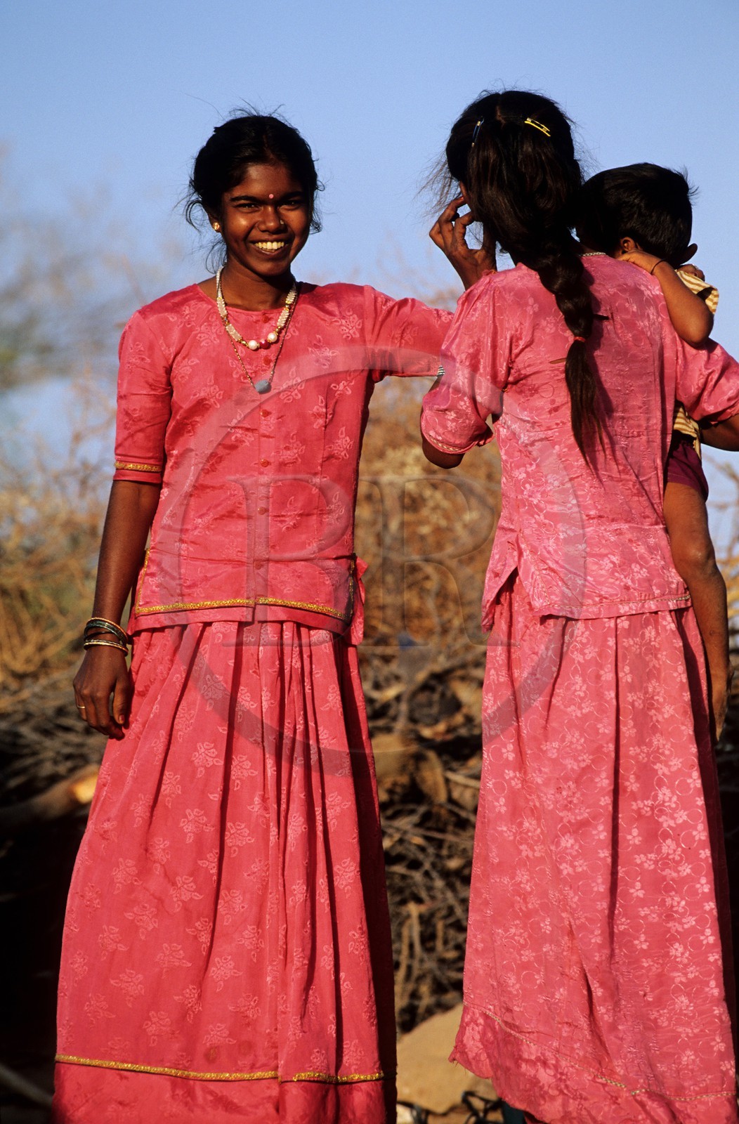 Inde, état du Rajasthan, Environs de Jodhpur, jeunes filles dans un village Bishnoï