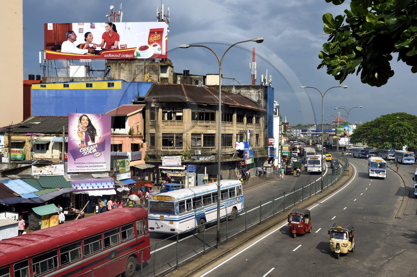 Sri Lanka, province de l'ouest, district de Colombo, Colombo, tuk-tuk et bus sur W E Bastian Mawatha street en bordure du quartier de Pettah