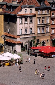 Poland, Warsaw, houses on Castle square (Zamkowy) at the entrance of the old town