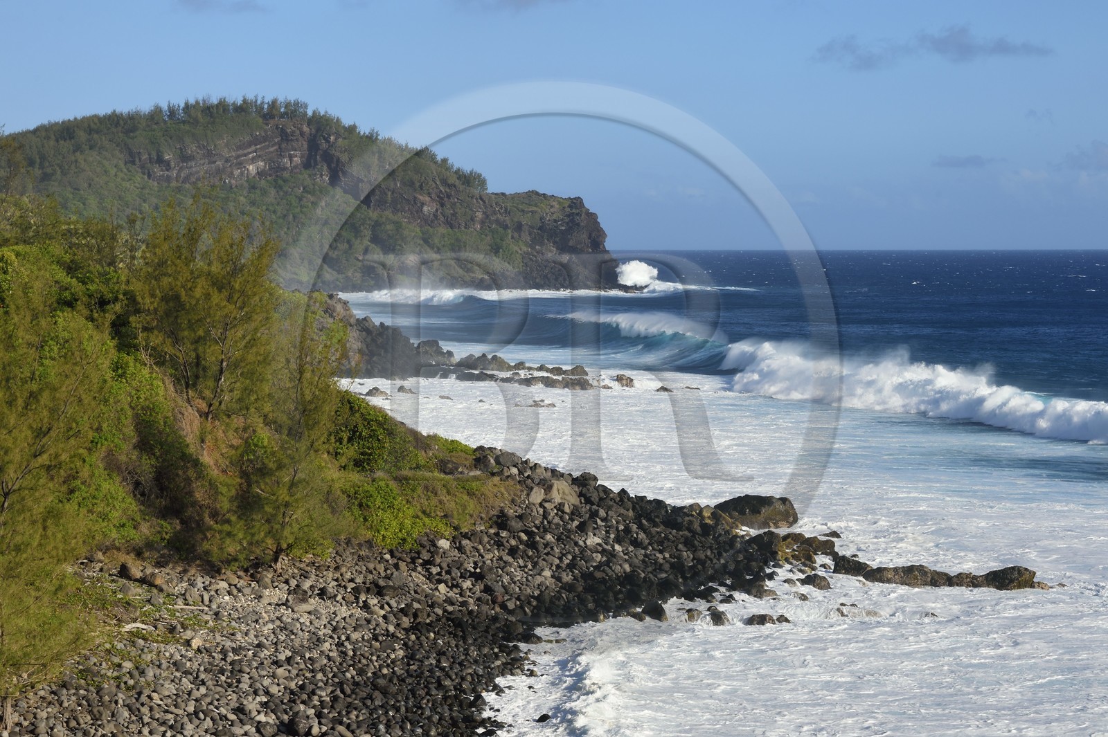 France, Ile de la Reunion, Petite-Ile sur la côte sud, plage et rochers vers Grand Anse