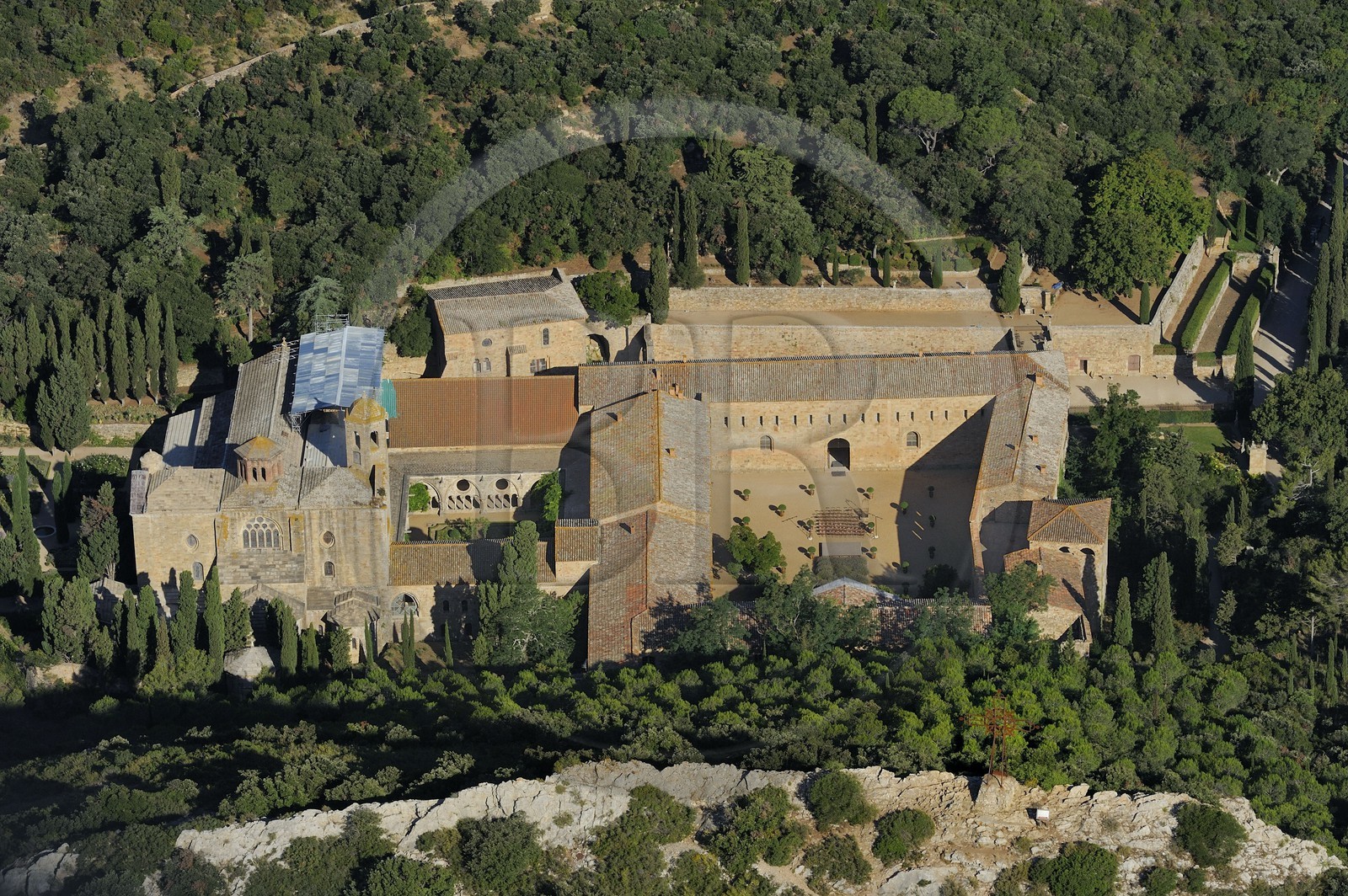 France, Aude (11), abbaye cistercienne de Fontfroide dans le Massif des Corbières (vue aérienne)