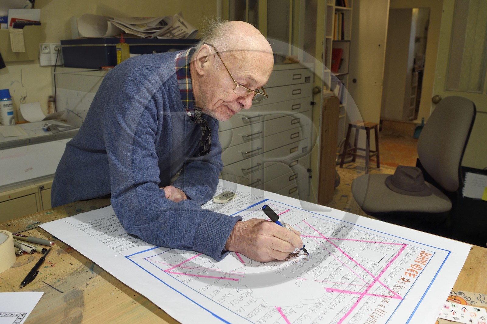 France, Paris (75), l'artiste Jacques Villeglé dans son atelier