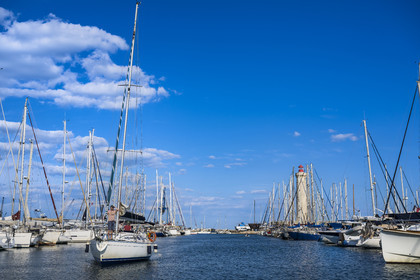 France, Hérault (34), Sète, le port de plaisance et le phare du mole Saint-Louis