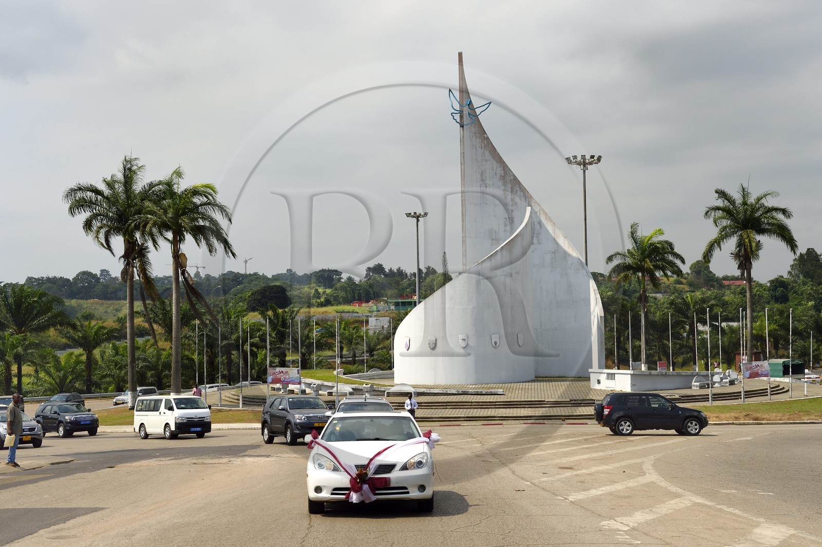 Gabon, Libreville, sculpture de la Colombe de la Paix sur la place de la Paix au bout du boulevard Triomphal El Hadj Omar Bongo