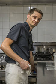 France, Aveyron (12), parc naturel régional des Grands-Causses, Saint-Affrique, Jérémy Bertrand chef du restaurant Le Chat Qui Dort