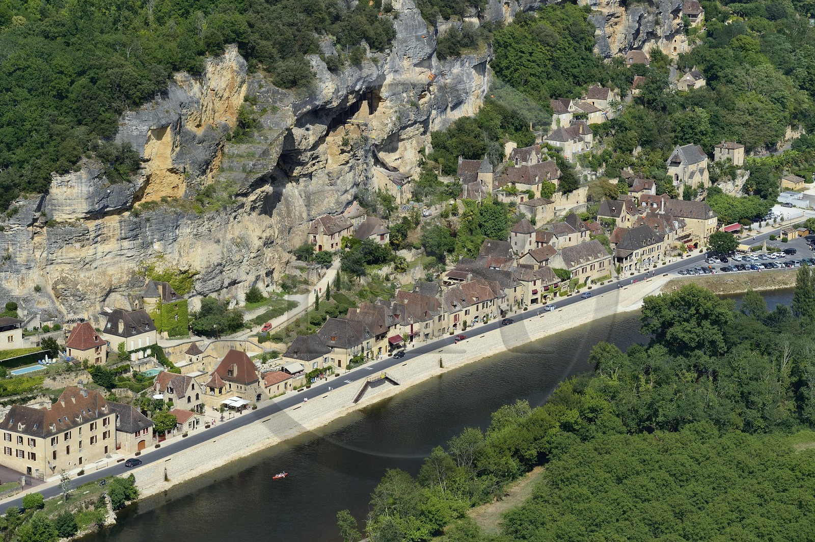 France, Dordogne (24), Périgord Noir, vallée de la Dordogne, La Roque-Gageac, labellisé Les Plus Beaux Villages de France, le village entre la falaise et la Dordogne (vue aérienne)