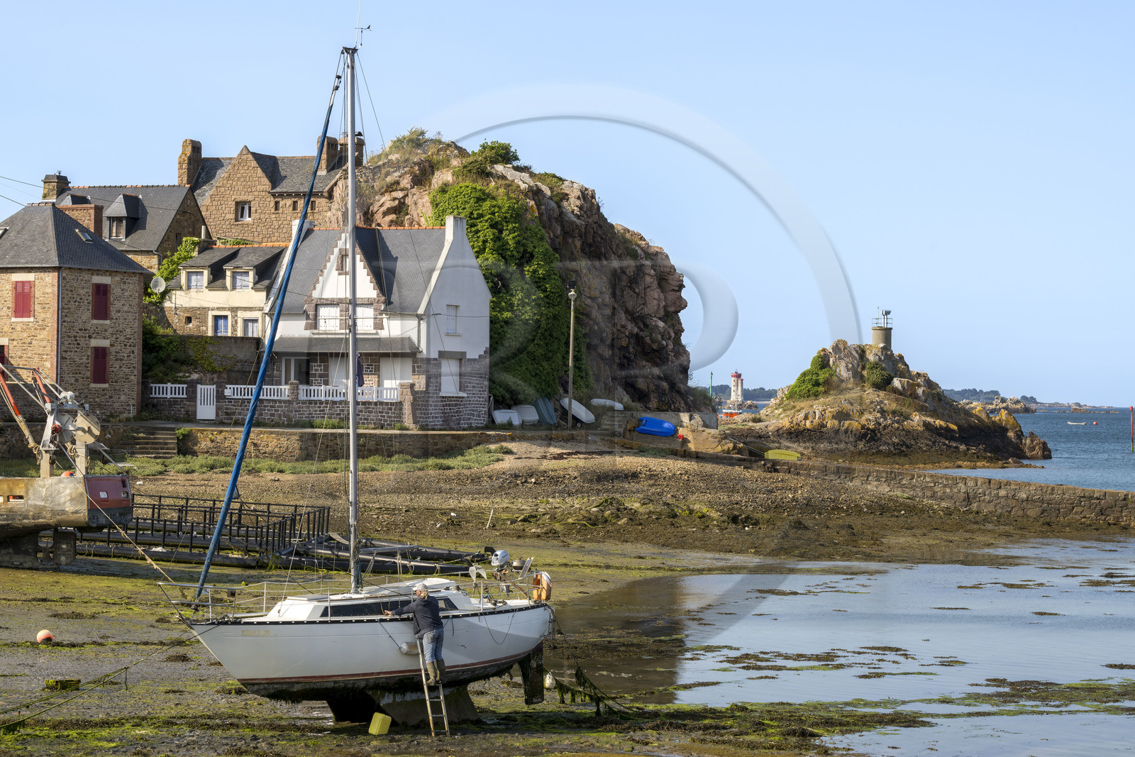 France, Cotes d'Armor, Ploubazlanec, Loguivy-de-la-Mer, bateau dans le port à marée basse and the La Croix lighthouse in the background
