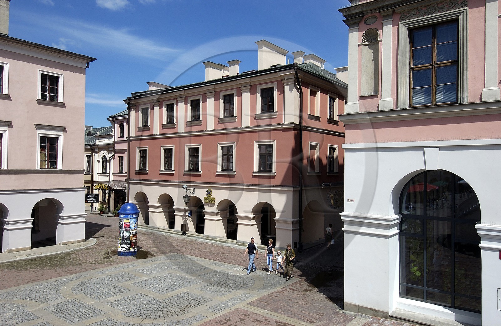 Pologne, région de Lublin, ville Renaissance de Zamosc classé Patrimoine Mondial de l' UNESCO, passage sous les arcades de la place du marché et l' hôtel Zamojski