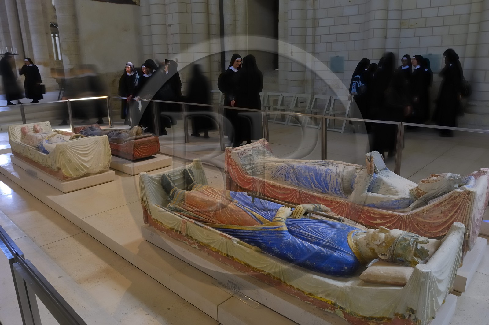 France, Maine et Loire (49), Vallée de la Loire classée Patrimoine Mondial de l' UNESCO, Fontevraud-l'Abbaye, abbaye de Fontevraud, l'église abbatiale, gisants polychromes des Plantagenêts, le roi d'Angleterre Henri II et son épouse Aliénor d'Aquitaine