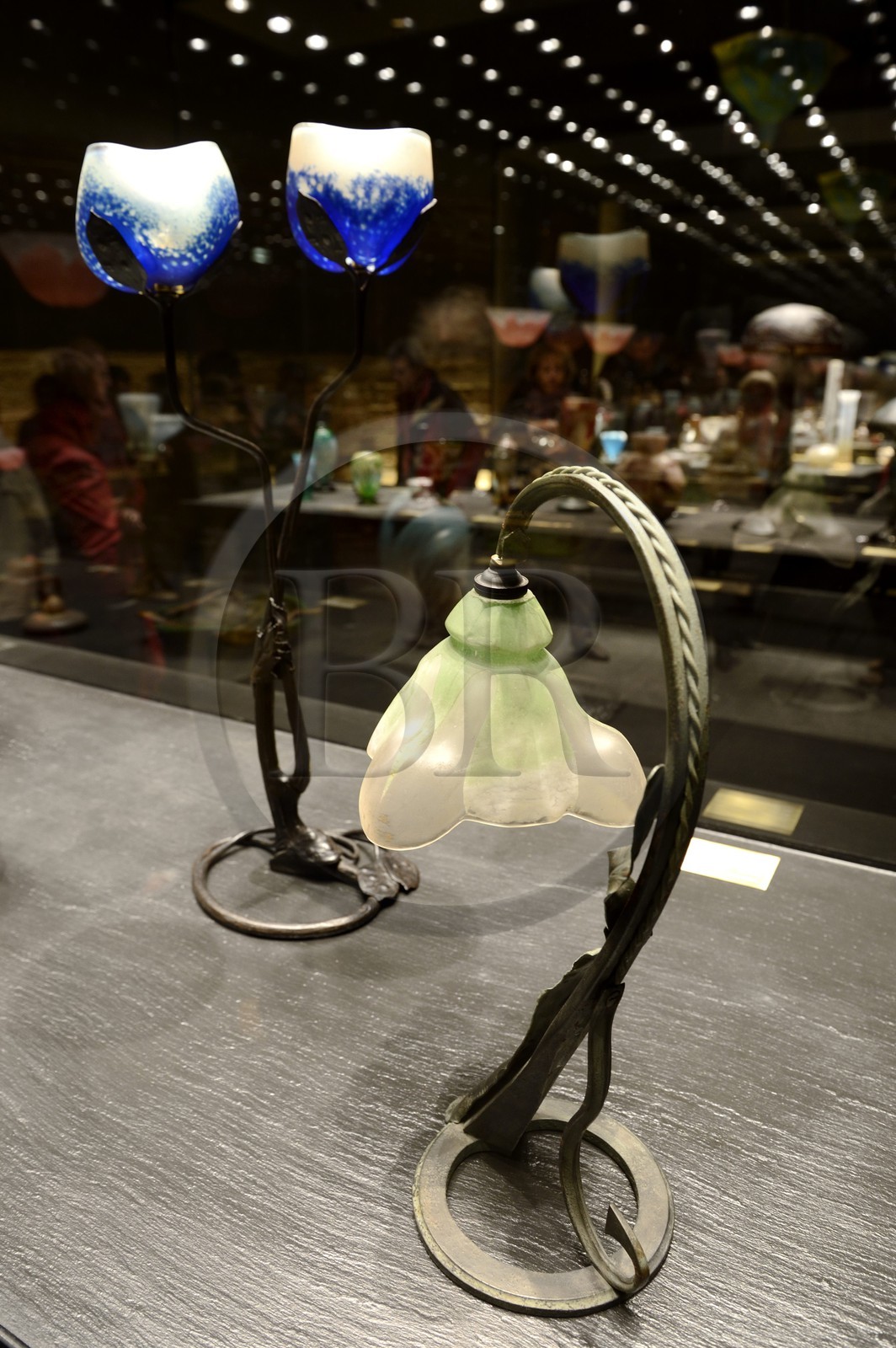 France, Meurthe-et-Moselle (54), Nancy, place Stanislas, musée des Beaux Arts, salle de la collection Daum, lampe perce-neige (1905) et lampe monnaie du pape (1903) en arrière plan