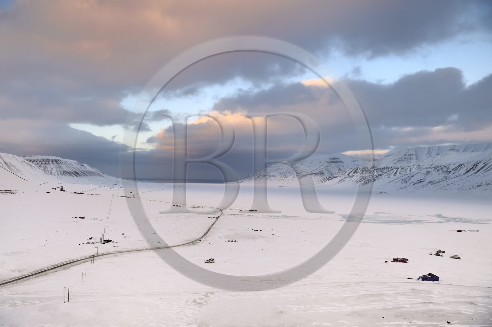 Norvège, Svalbard, Spitzberg, la seule route du reseau routier de moins de 46 km est dans la vallée de Adventdalen vers Longyearbyen