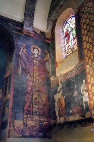 France, Haute-Loire (43), Le Puy-en-Velay, étape des chemins de Compostelle, la cathédrale Notre-Dame-de-l'Annonciation du XIIe siècle classée Patrimoine Mondial de l'UNESCO, tribune nord, représentation de l'archange Saint-Michel de la deuxième moitié du XIe siècle (plus grand Saint en pied de l'époque romane avec ses 6 mètres)