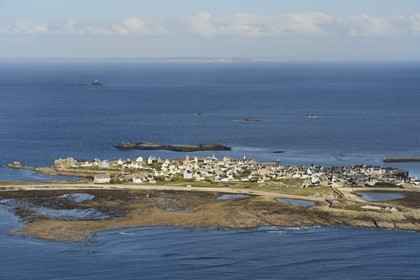 France, Finistère (29), Mer d'Iroise, parc naturel régional d'Armorique, Ile de Sein, labellisé Les Plus Beaux Villages de France (vue aérienne)
