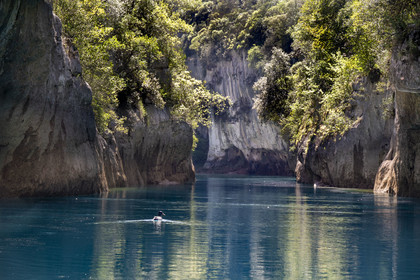 Var (83) rive gauche et Alpes-de-Haute-Provence (04) rive droite, Parc Naturel Régional du Verdon, Basses Gorges du Verdon en aval du lac de Sainte Croix, gorges de Baudinard