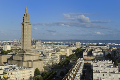 France, Seine-Maritime (76), Le Havre, Centre-ville reconstruit du Havre par Auguste Perret classé Patrimoine Mondial de l'UNESCO, immeubles Perret et la Tour Lanterne de l'église Saint-Joseph, le port en arrière plan