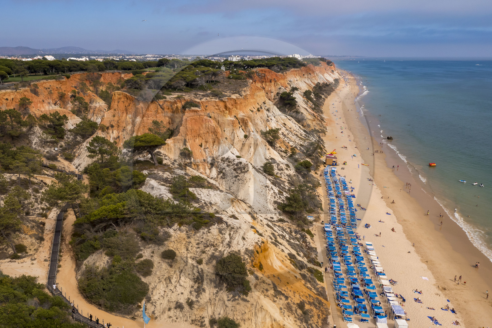 Portugal, Algarve, Olhos de Agua, la plage de Praia da Falésia surplombée par ses falaises rouges (vue aérienne)