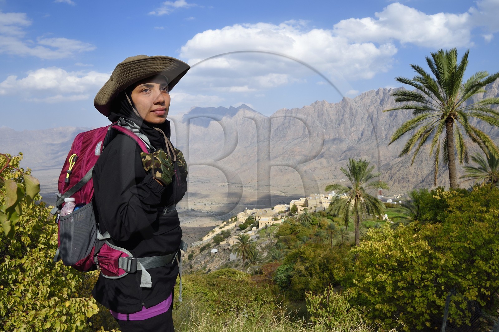 Sultanat d'Oman, Gouvernorat d'Al-Batina du Sud, Hajar occidental, Wadi Mistall, la randonneuse Badour Al Salhi dans les cultures en terrasse surplombant le village de Wakan (Wukan)