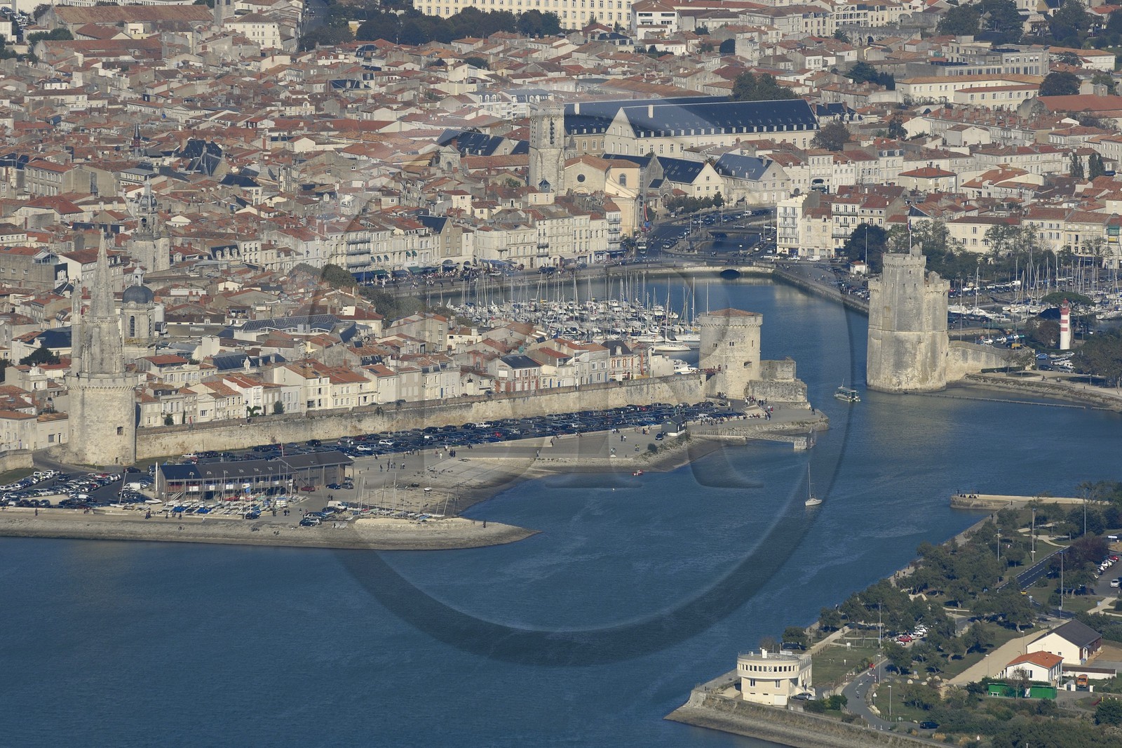 France, Charente-Maritime (17), port et avant-port de La Rochelle  (vue aérienne)