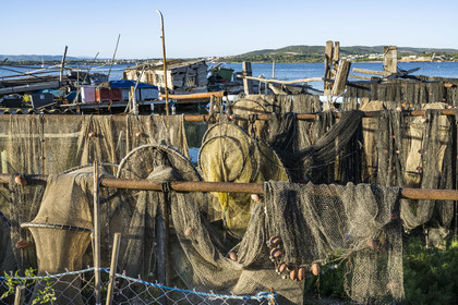 France, Hérault (34), Sète, quartier de la Pointe Courte, quartier de pecheurs sur les rives de l'étang de Thau, filets de peche séchant au soleil