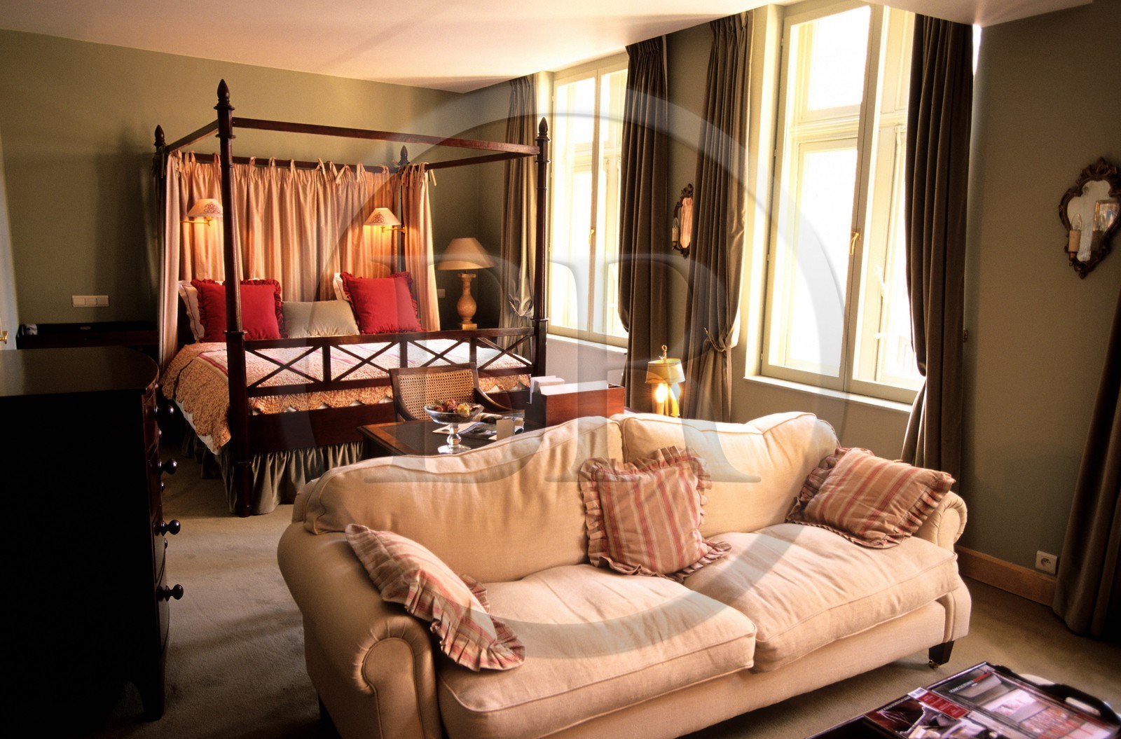 Belgique, Flandre-Occidentale, Bruges (Brugge), une chambre de la luxueuse maison d'hôtes le dragon sur la rue Eekhoutstraat