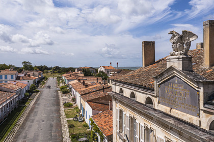 France, Charente-Maritime (17), Ile d'Aix, le bourg, le musée napoléonien dans l'ancienne maison du commandant de la place au bout de la rue Napoléon (vue aérienne)