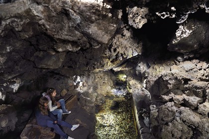 Italie, Sicile, Catane, ville baroque classée au Patrimoine Mondial de l'UNESCO, Restaurant A putia dell'Ostello, grotte créée par la coulée de lave de 1669