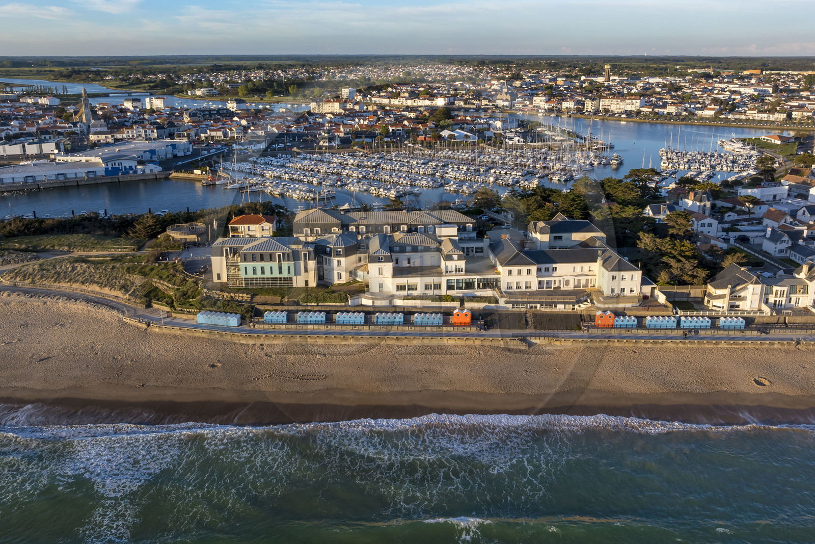 France, Vendée (85), Saint-Gilles-Croix-de-Vie, le Remblai et les cabines de plage le long de la Grande Plage au premier plan, Croix-de-Vie à gauche et Saint-Gilles-sur-Vie à droite (vue aérienne)