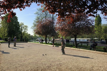 France, Val-de-Marne (94), les bords de Marne, Noisy-Le-Grand, joueurs de Boules en bordure de rivière