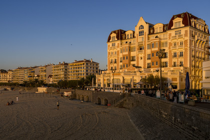 France, Pyrénées-Atlantiques (64), Pays-Basque, Saint-Jean-de-Luz, le Grand Hotel sur la Grande Plage