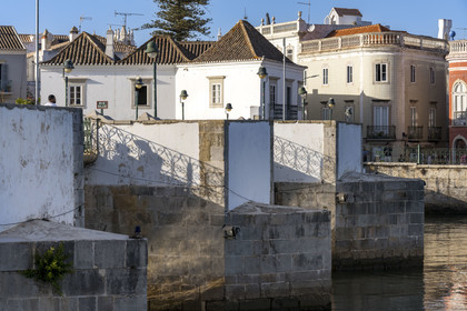 Portugal, Algarve, Tavira en bordure du parc naturel de la Ria Formosa, le pont romain à 7 arches du XIIe siècle sur le Rio Gilao