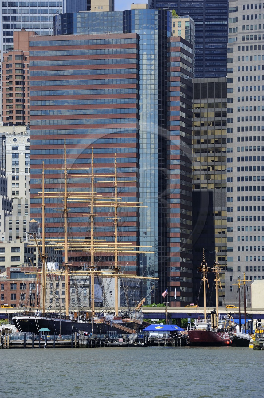 United States, New York City, Downtown Manhattan, East River in front of South Street Seaport seen from the Promenade in Brooklyn