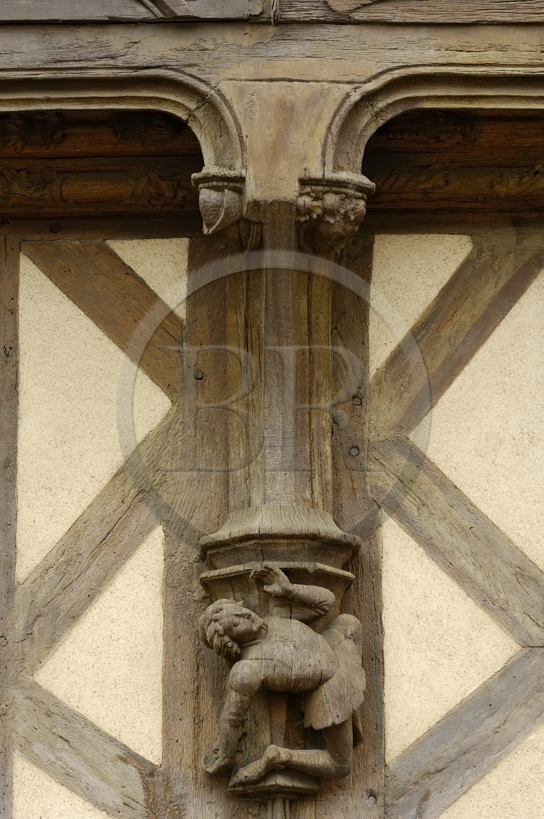 France, Loir et Cher (41), Blois, maison des acrobates du 15è siècle, détail des pans de bois sculptés