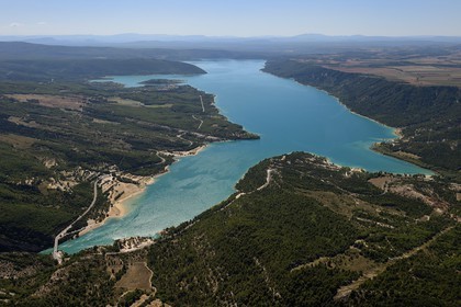 Var (83) rive gauche et Alpes-de-Haute-Provence (04) rive droite, Parc Naturel Régional du Verdon, le lac de Sainte Croix à la sortie des Gorges du Verdon (vue aérienne)