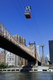 Etats-Unis, New York, Manhattan, Upper East side, Roosevelt Island Tram et Queensboro Bridge au dessus de l'East River