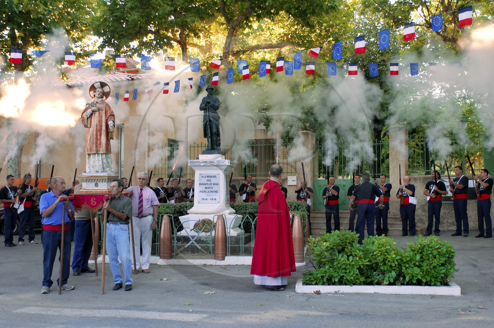 France, Var (83), la Provence Verte, Bras, la Bravade, procession de Saint-Etienne, les bravadeurs tirent des coups de fusils à blanc