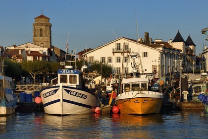 France, Pyrénées-Atlantiques (64), Pays-Basque, Saint-Jean-de-Luz, le port de pêche, l'église Saint-Jean-Baptiste à gauche et la facade blanche de l'hotel de ville à droite