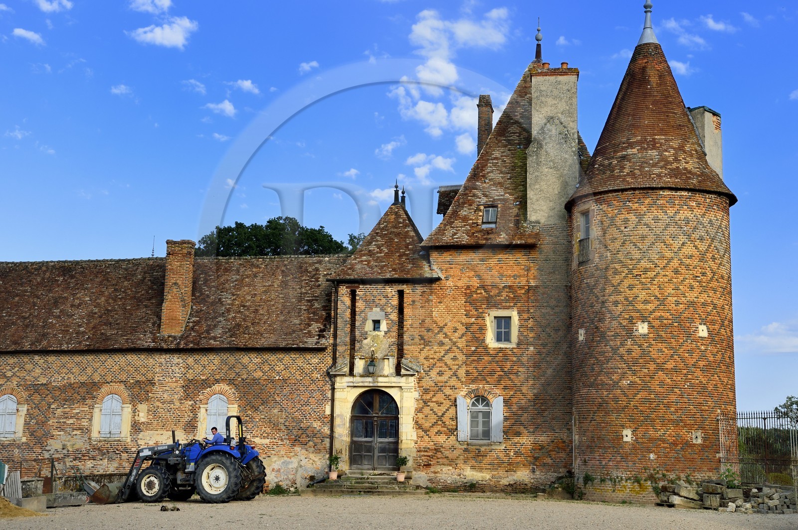 France, Allier (03), ancienne province du Bourbonnais, Chapeau, chateau de la Cour (XVe siècle à fin du XVIe siècle) avec un décor de chevrons de briques noires sur fond de briques rouges