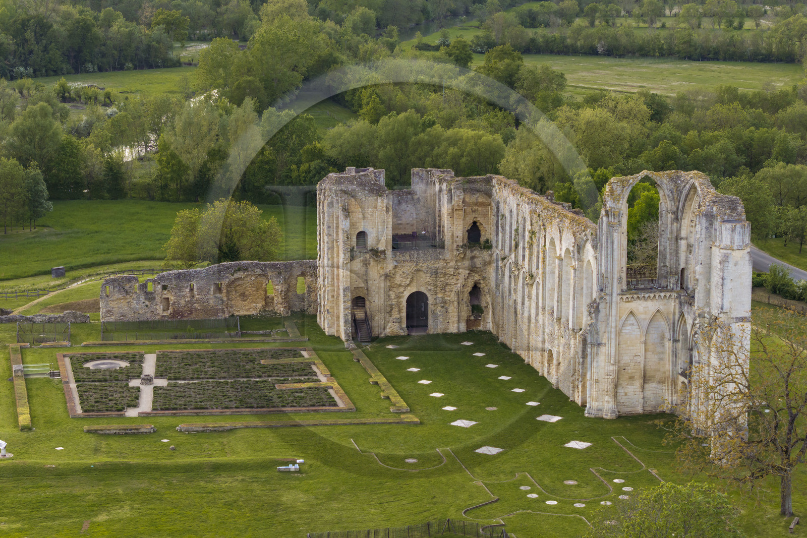 France, Vendée (85), Parc Interrégional du Marais Poitevin labellisé Grand Site de France, Maillezais, vestiges de l'abbaye Saint-Pierre de Maillezais (vue aérienne)