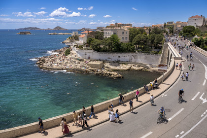 France, Bouches-du-Rhône (13), Marseille, quartier d'Endoume, la plage de roches blanches du Petit Nice allant de l'anse de la Fausse-monnaie à l'anse de Maldormé, le petit fort de l'Ile Degaby et l'Archipel des îles du Frioul avec le Chateau d'If (à droite) en arrière plan, la Corniche du Président John Fitzgerald Kennedy piétonne un dimanche par mois au premier plan