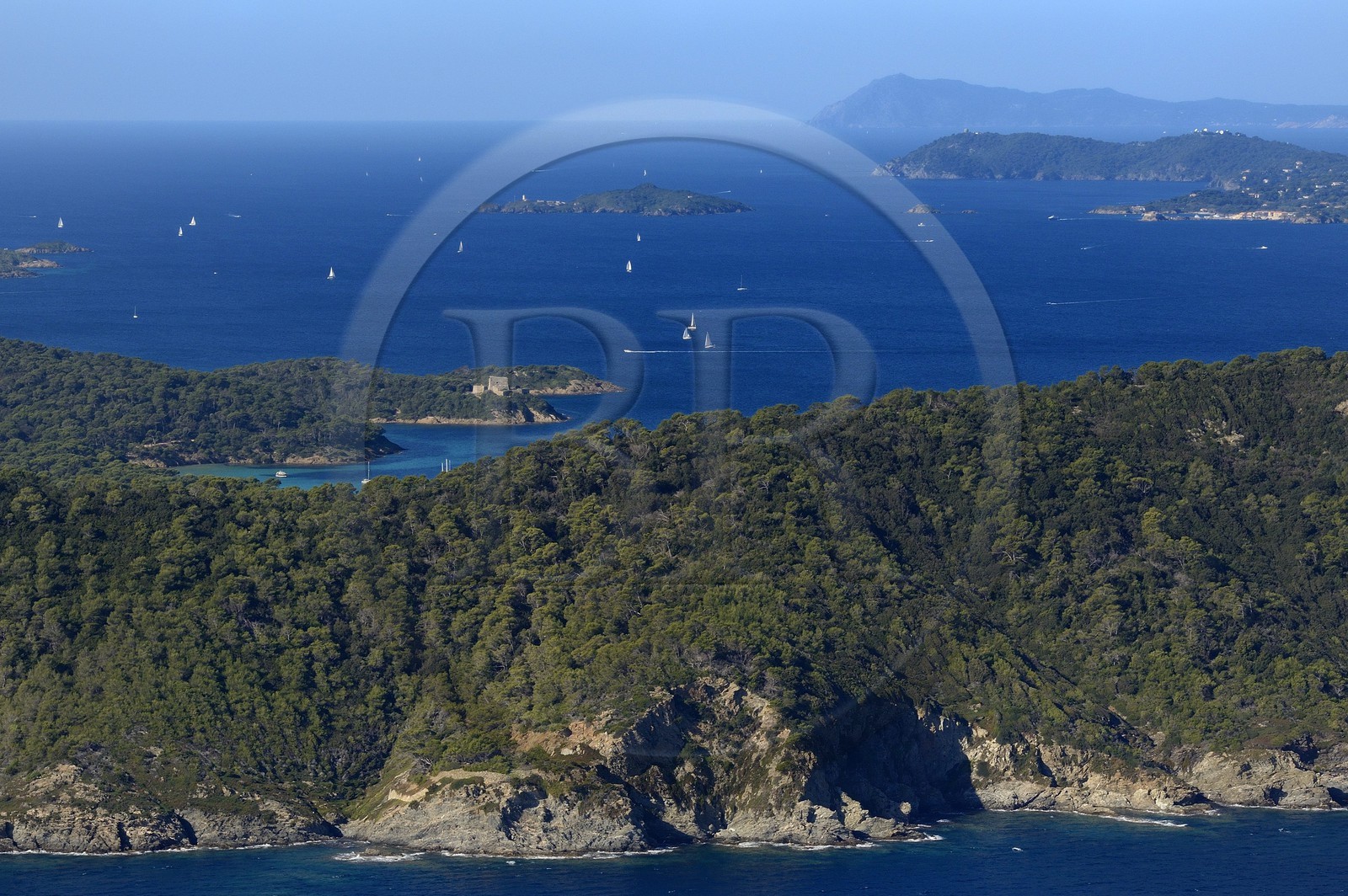 France, Var (83), Iles d'Hyères, parc national de Port Cros, la côte Sud Est de l'Ile de Porquerolles, l'Ile du Grand Ribaub et la presqu'Ile de Giens en arrière plan à droite (vue aérienne)